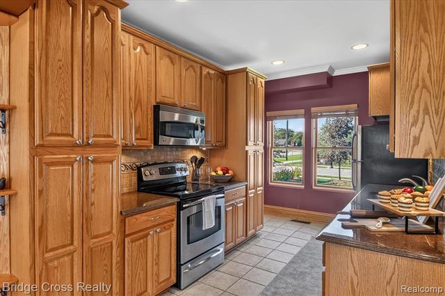 285 E Long Lake, Troy, MI 48085