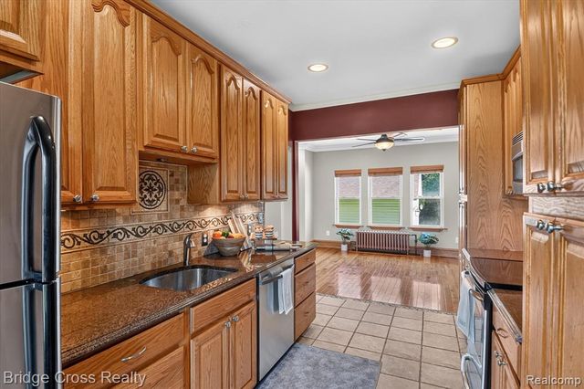 285 E Long Lake, Troy, MI 48085