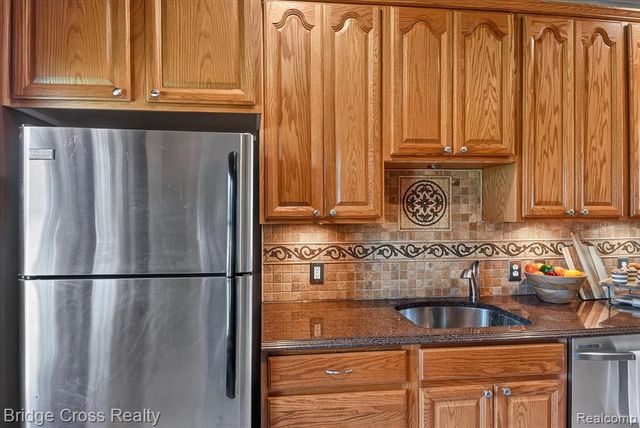 285 E Long Lake, Troy, MI 48085