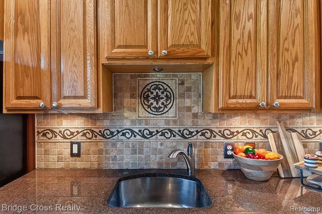 285 E Long Lake, Troy, MI 48085