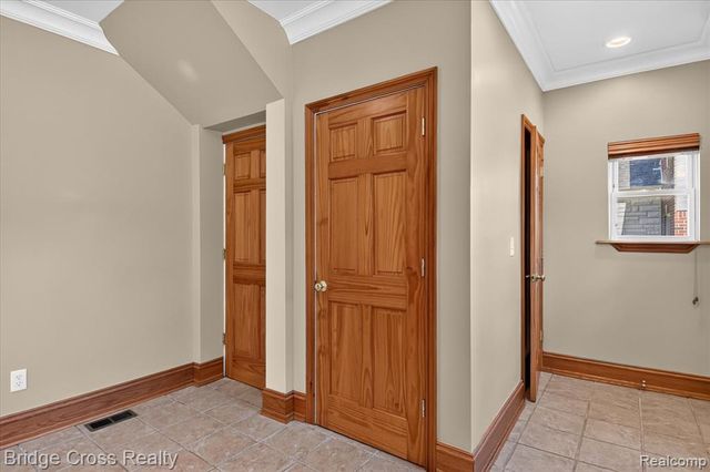285 E Long Lake, Troy, MI 48085