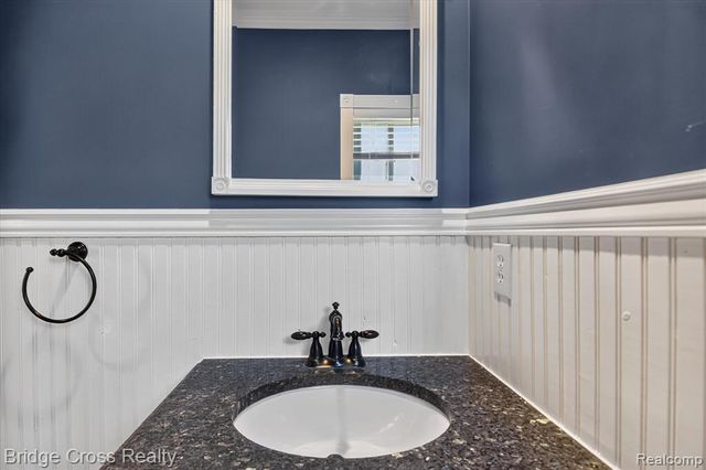 285 E Long Lake, Troy, MI 48085