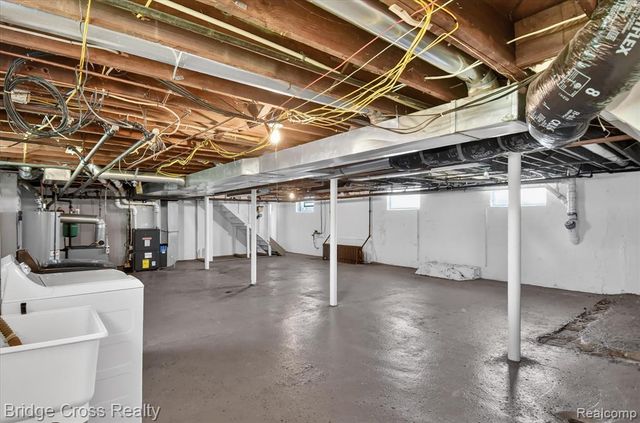 285 E Long Lake, Troy, MI 48085