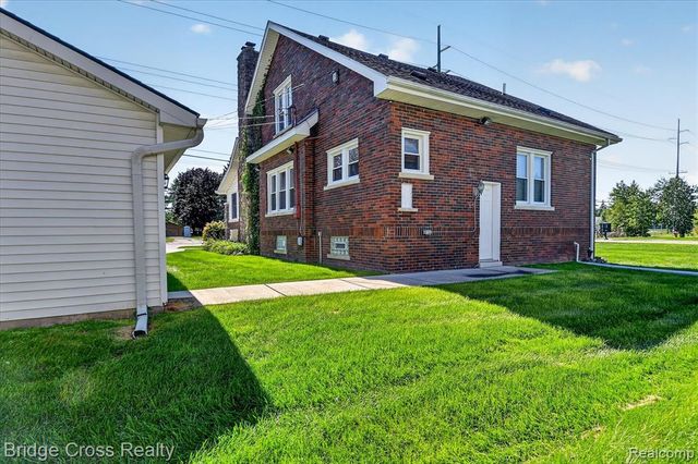 285 E Long Lake, Troy, MI 48085