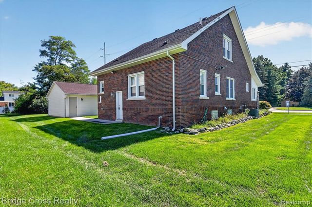 285 E Long Lake, Troy, MI 48085