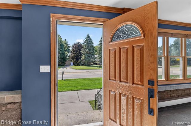 285 E Long Lake, Troy, MI 48085