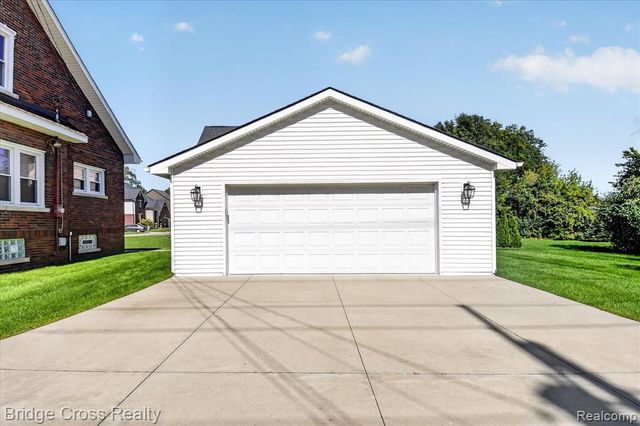 285 E Long Lake, Troy, MI 48085