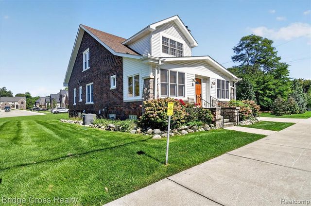 285 E Long Lake, Troy, MI 48085