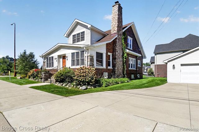 285 E Long Lake, Troy, MI 48085