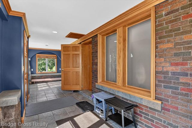 285 E Long Lake, Troy, MI 48085
