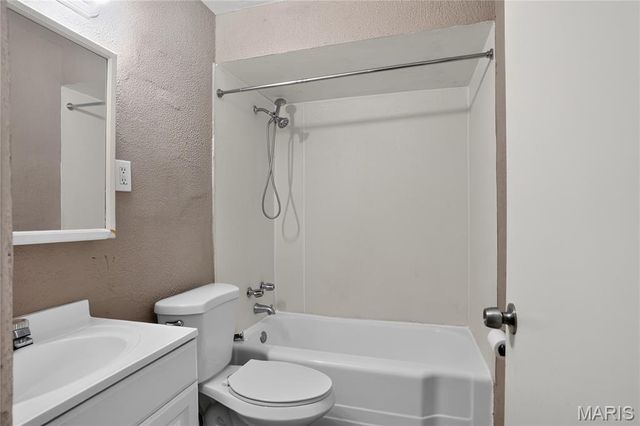 6851 Woodhurst Drive, Berkeley, MO 63134