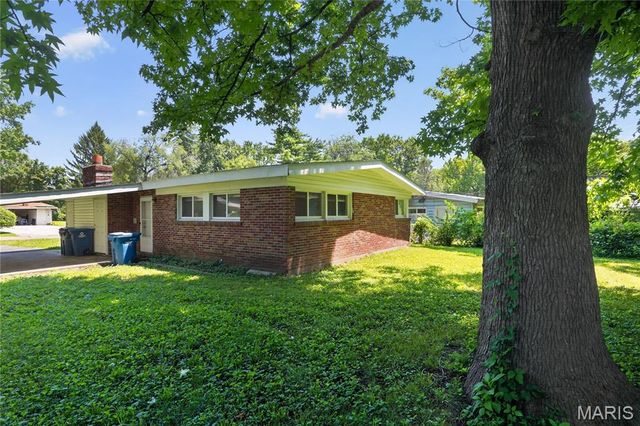 6851 Woodhurst Drive, Berkeley, MO 63134