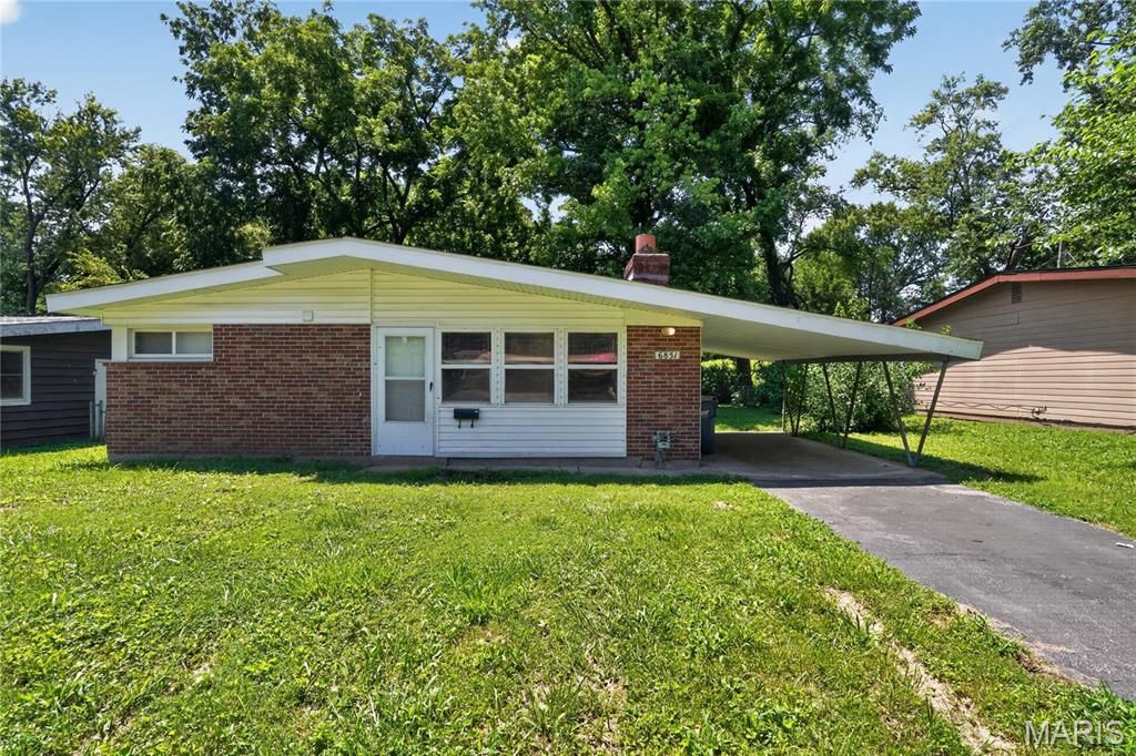 6851 Woodhurst Drive, Berkeley, MO 63134