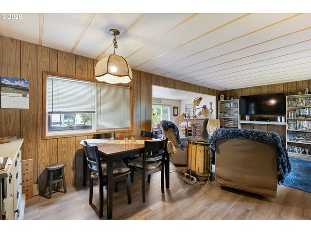 4826 RHODODENDRON Loop, Florence, OR 97439