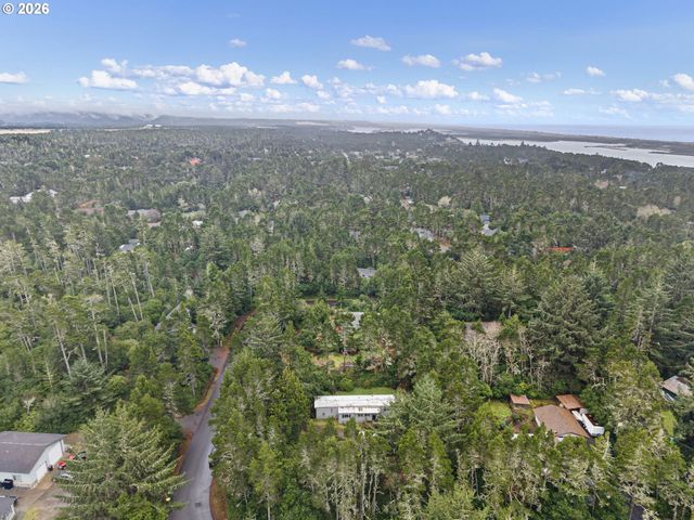 4826 RHODODENDRON Loop, Florence, OR 97439