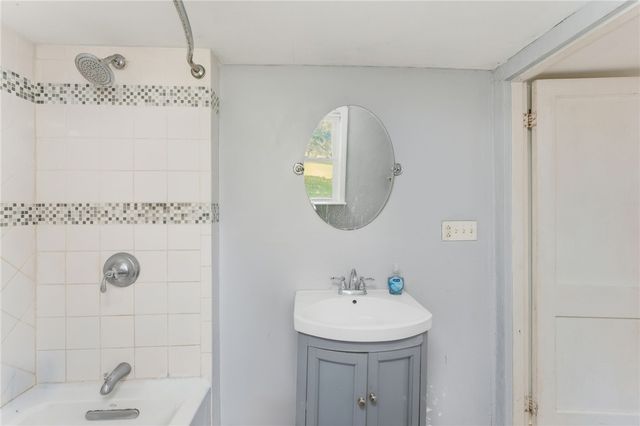 39 Hilton Street, Tiverton, RI 02878