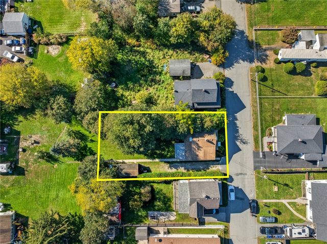 39 Hilton Street, Tiverton, RI 02878