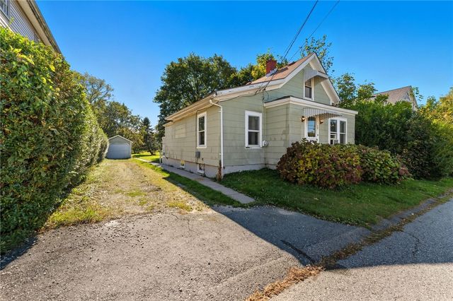 39 Hilton Street, Tiverton, RI 02878