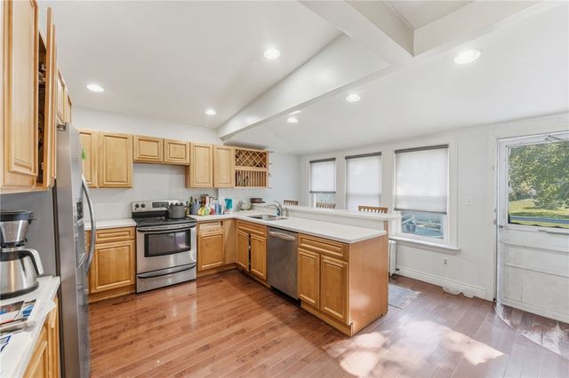 39 Hilton Street, Tiverton, RI 02878