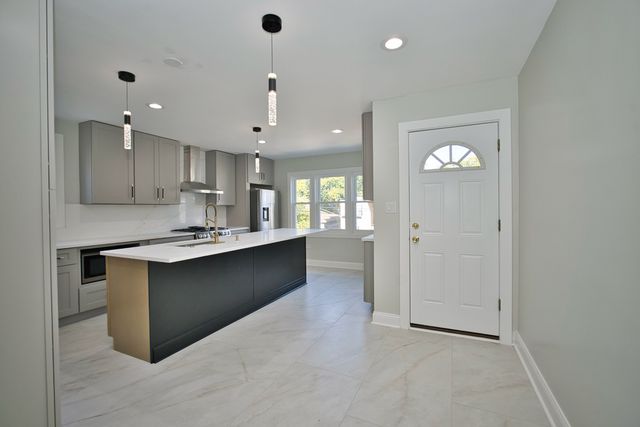 2830 W Summerdale Avenue 2, Chicago, IL 60625
