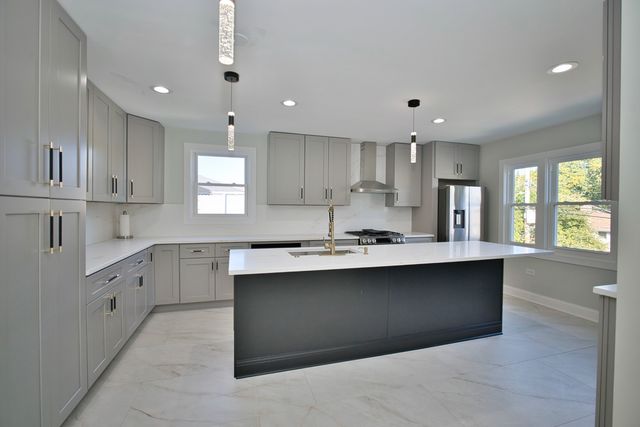 2830 W Summerdale Avenue 2, Chicago, IL 60625