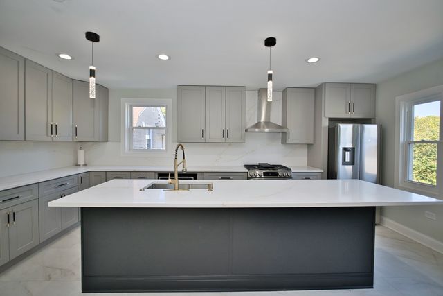 2830 W Summerdale Avenue 2, Chicago, IL 60625