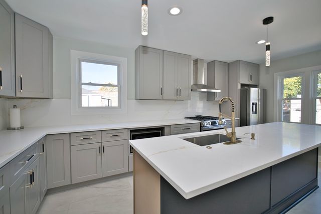 2830 W Summerdale Avenue 2, Chicago, IL 60625