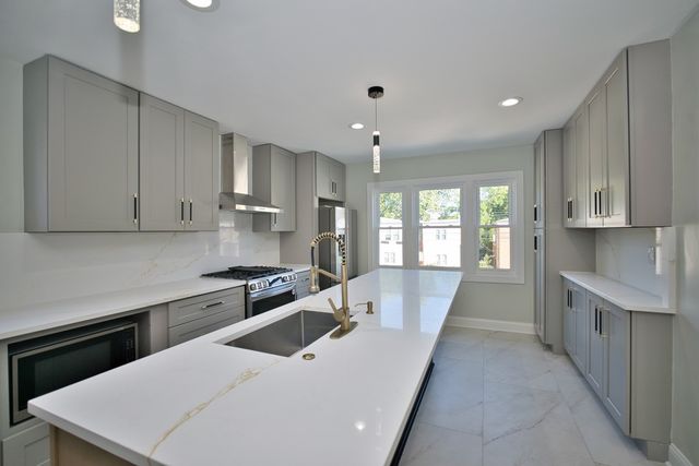 2830 W Summerdale Avenue 2, Chicago, IL 60625