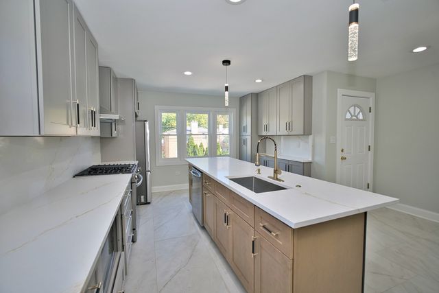 2830 W Summerdale Avenue 2, Chicago, IL 60625