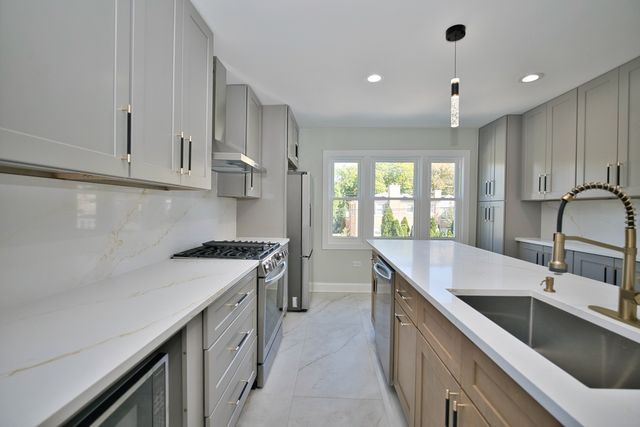 2830 W Summerdale Avenue 2, Chicago, IL 60625