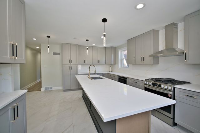 2830 W Summerdale Avenue 2, Chicago, IL 60625