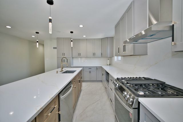 2830 W Summerdale Avenue 2, Chicago, IL 60625