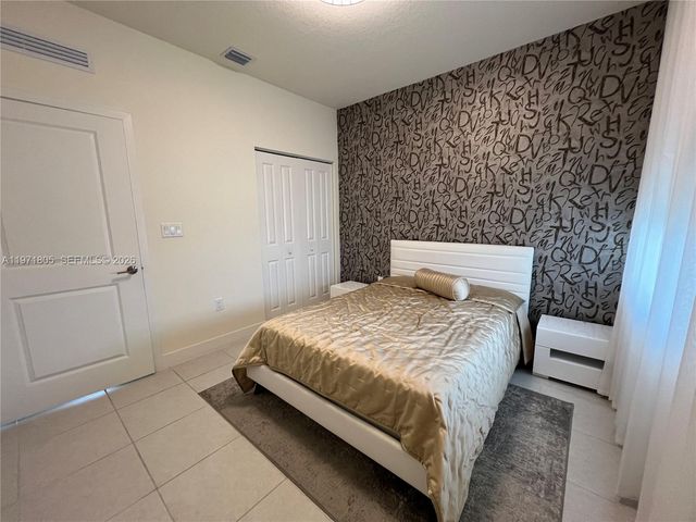 8001 NW 41st St 406, Doral, FL 33168