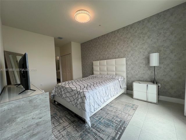 8001 NW 41st St 406, Doral, FL 33168