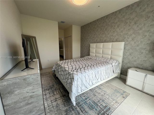 8001 NW 41st St 406, Doral, FL 33168