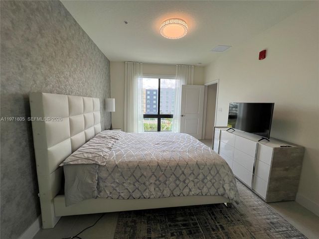 8001 NW 41st St 406, Doral, FL 33168