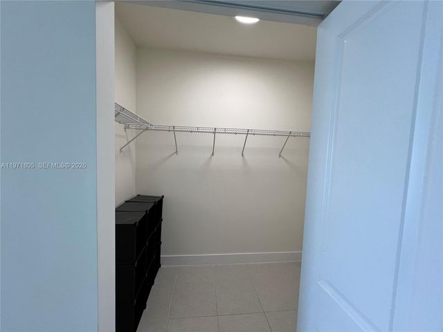 8001 NW 41st St 406, Doral, FL 33168