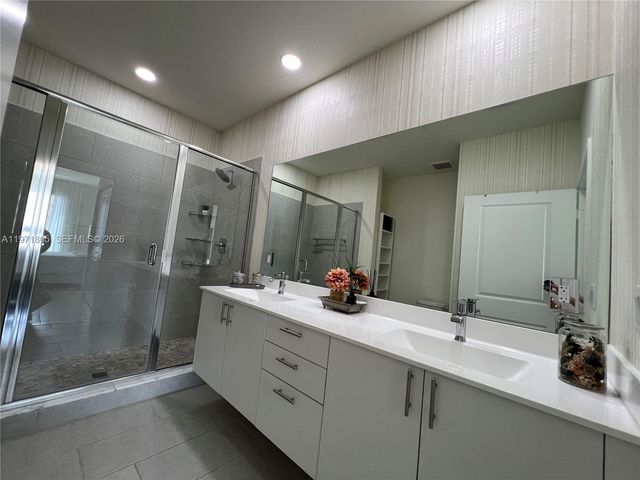 8001 NW 41st St 406, Doral, FL 33168