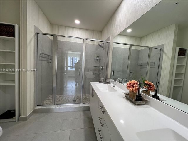 8001 NW 41st St 406, Doral, FL 33168