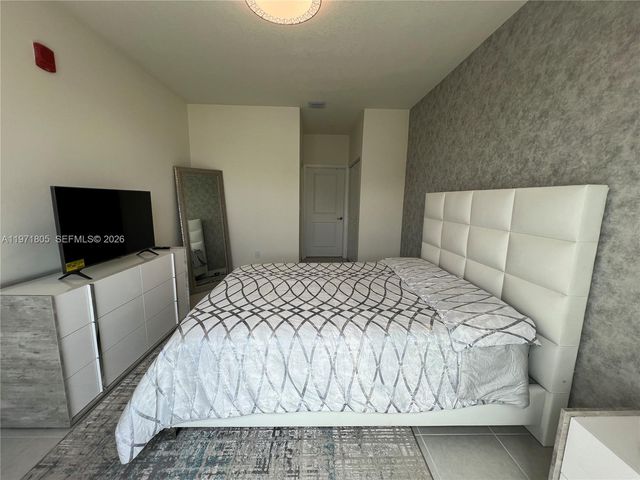 8001 NW 41st St 406, Doral, FL 33168