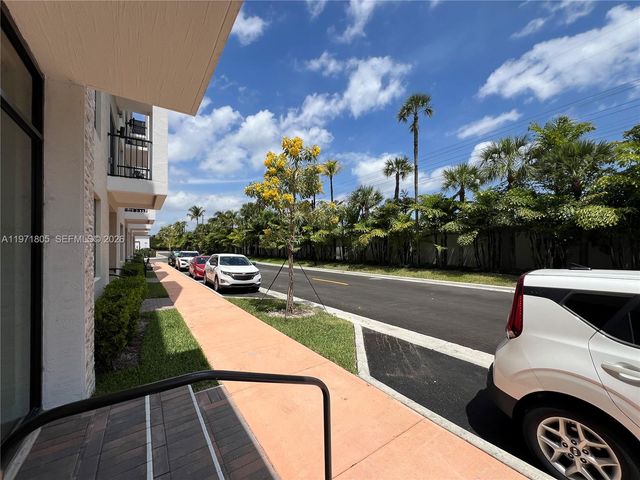 8001 NW 41st St 406, Doral, FL 33168