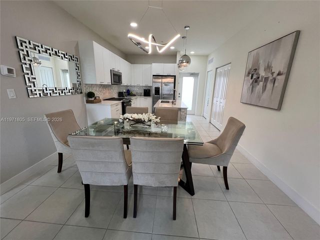 8001 NW 41st St 406, Doral, FL 33168