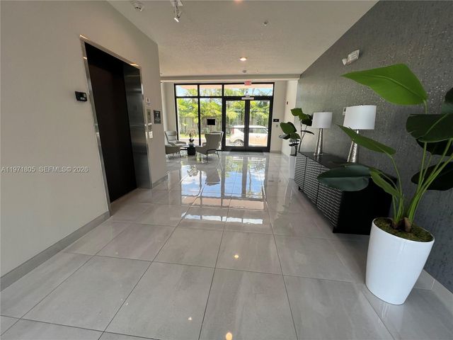 8001 NW 41st St 406, Doral, FL 33168