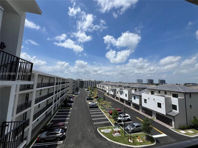 8001 NW 41st St 406, Doral, FL 33168