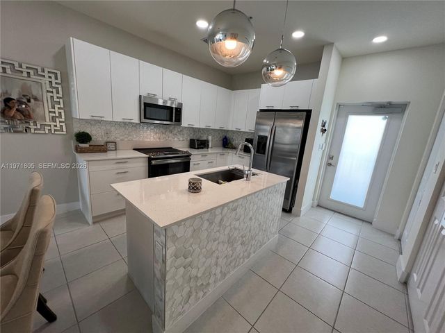 8001 NW 41st St 406, Doral, FL 33168