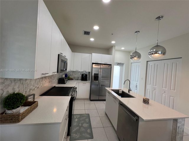 8001 NW 41st St 406, Doral, FL 33168