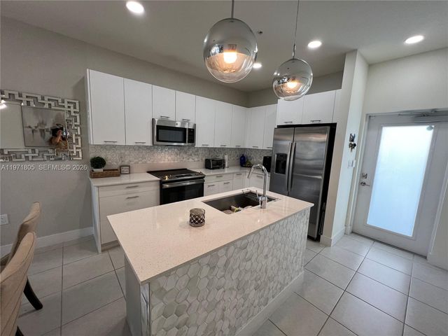 8001 NW 41st St 406, Doral, FL 33168