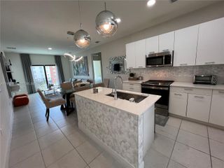 8001 NW 41st St 406, Doral, FL 33168