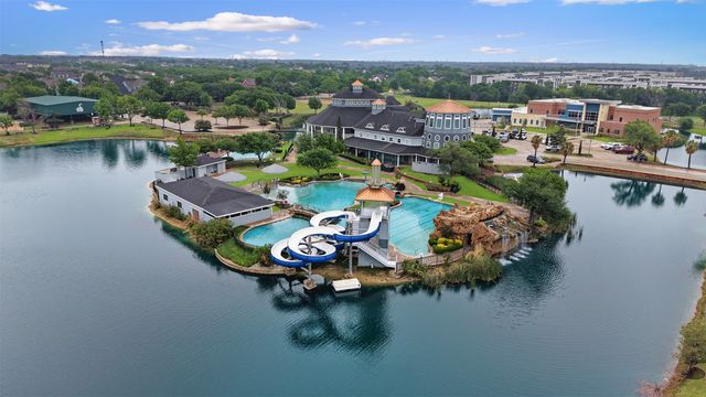 813 Dogwood Trail, Aubrey, TX 76227