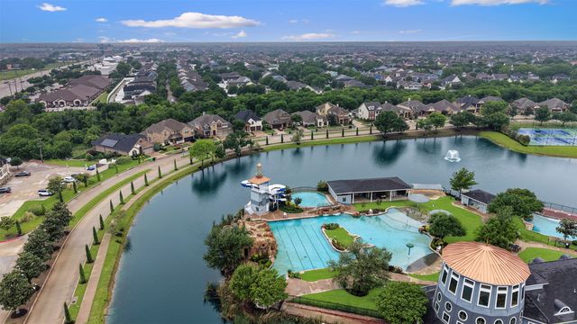 813 Dogwood Trail, Aubrey, TX 76227